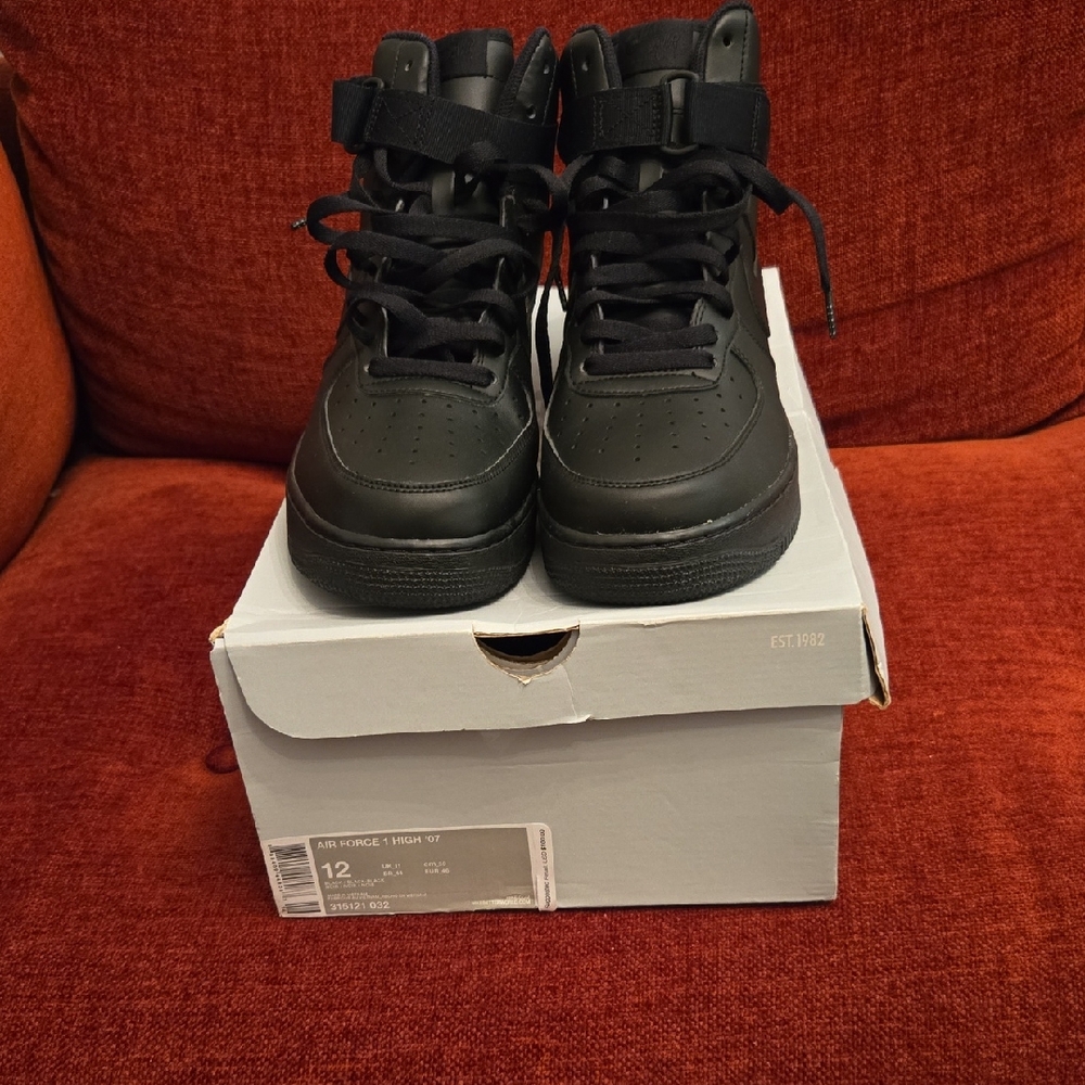 Men's Black High-Top Sneakers - Classic Style